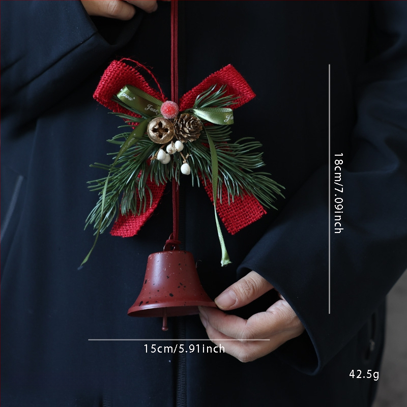 Коледна декорация за врата с панделка и камбанка, акцент шишарка, метал и дърво