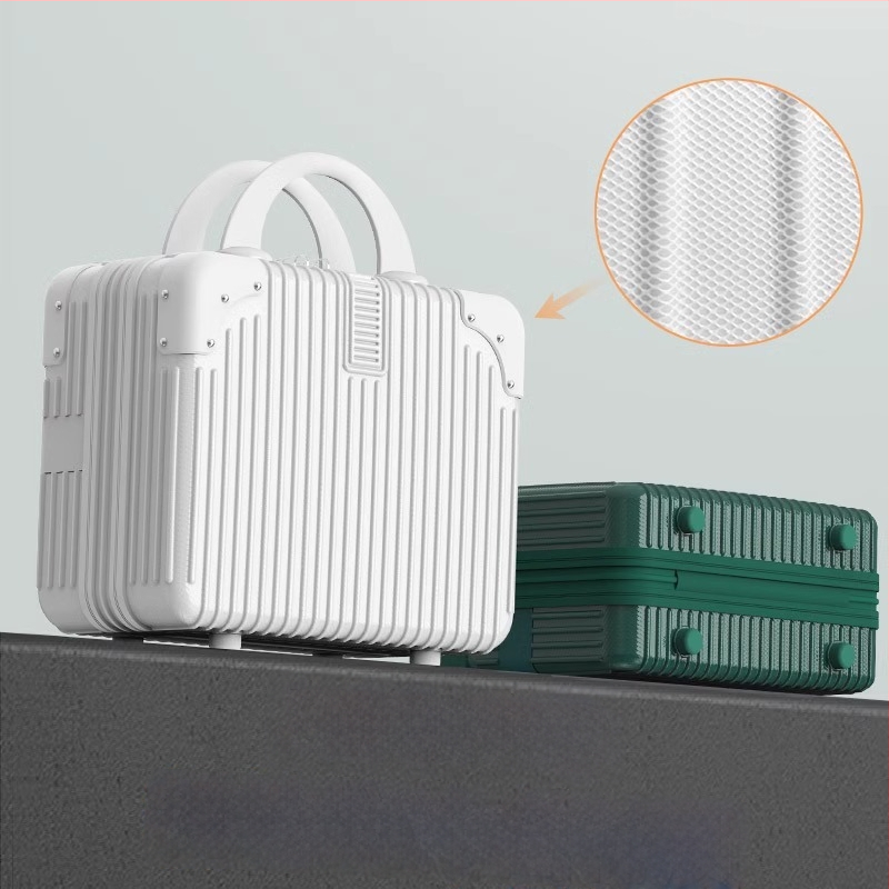 Warrior ABS+PC bőrönd univerzális kerekekkel, cipzáras nyitás, csíkos mintázat, súly 1 kg