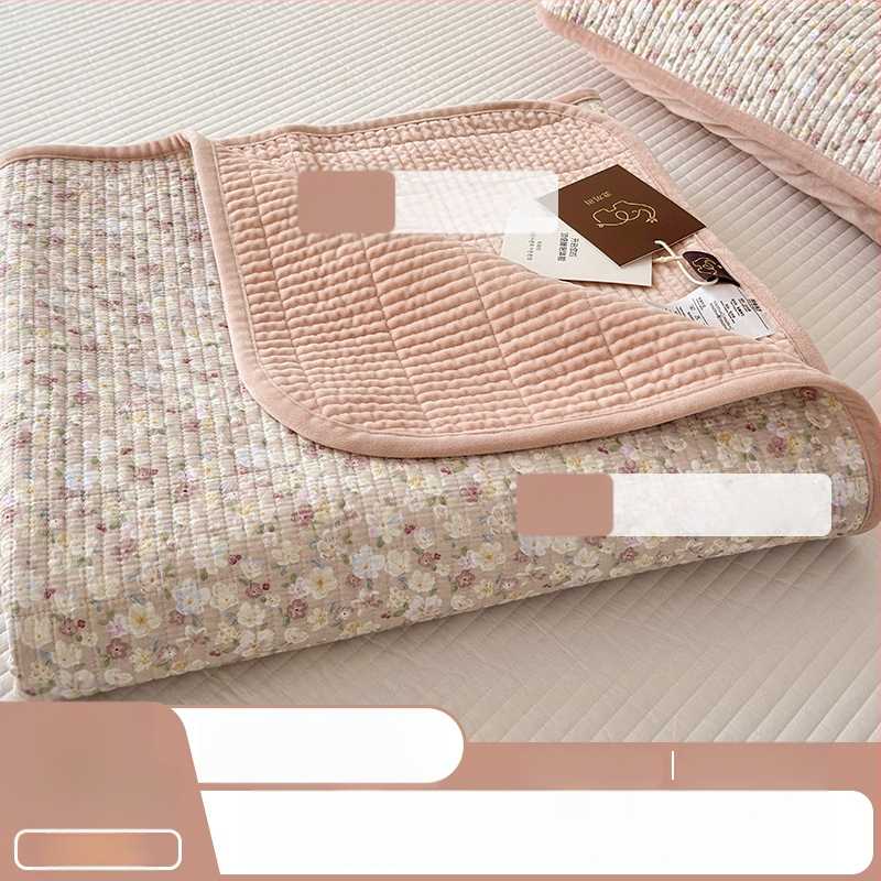 Cuvertură reversibilă pentru pat, set de trei piese — o parte din bumbac, cealaltă din catifea; țesătură 40s, vopsire reactiva, quiltare; spălare la temperatură înaltă