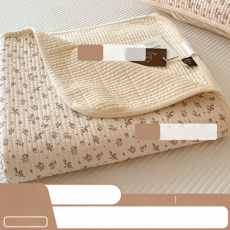 Cuvertură reversibilă pentru pat, set de trei piese — o parte din bumbac, cealaltă din catifea; țesătură 40s, vopsire reactiva, quiltare; spălare la temperatură înaltă