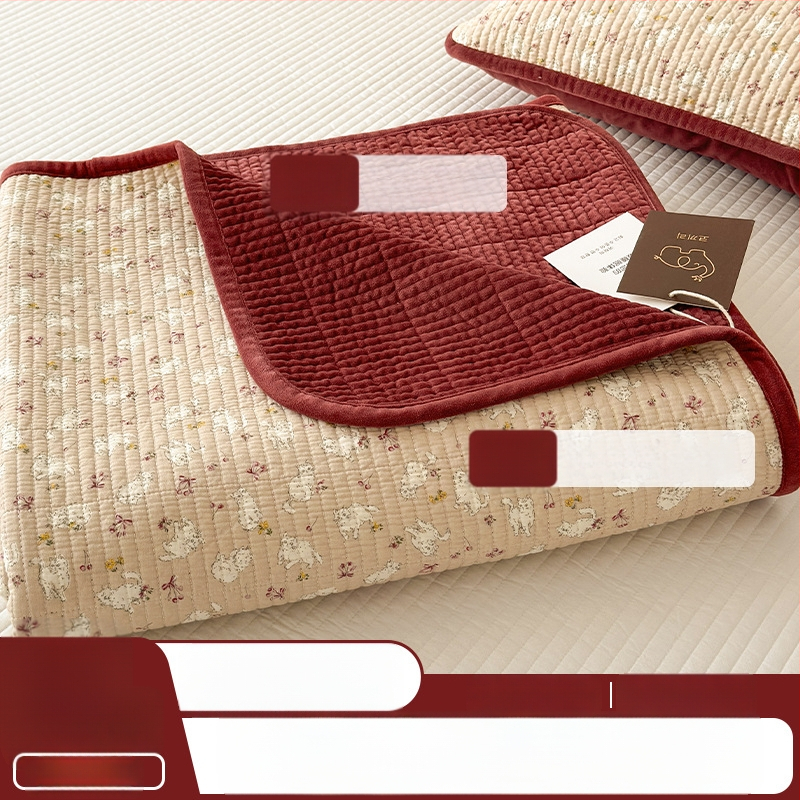 Cuvertură reversibilă pentru pat, set de trei piese — o parte din bumbac, cealaltă din catifea; țesătură 40s, vopsire reactiva, quiltare; spălare la temperatură înaltă