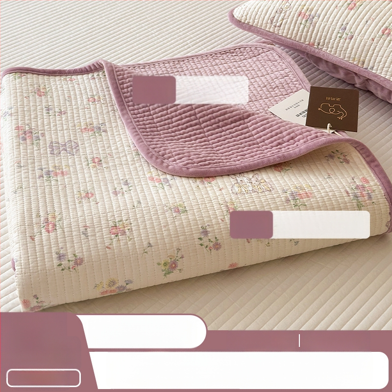 Cuvertură reversibilă pentru pat, set de trei piese — o parte din bumbac, cealaltă din catifea; țesătură 40s, vopsire reactiva, quiltare; spălare la temperatură înaltă