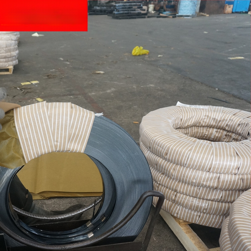 Acél csomagoló szalag, anyag Q195/Q235, vastagság 0,36–1,0 mm, húzószilárdság 600–750 MPa, tekercs átmérője 40 mm