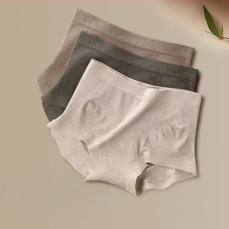 Dámske boxerky z modalového materiálu, stredne vysoký pás, elastické a priedušné, obsahujú 80–90% modálu a viskózovú podšívku