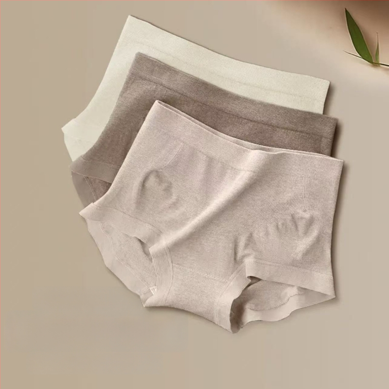 Dámske boxerky z modalového materiálu, stredne vysoký pás, elastické a priedušné, obsahujú 80–90% modálu a viskózovú podšívku