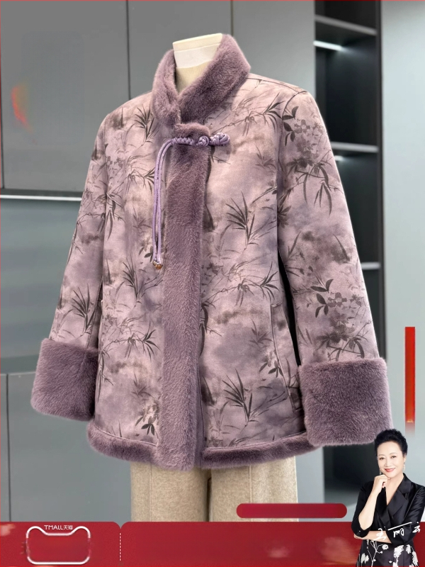 Idős nőknek készült külső ruházat, kétoldalas műszőr és bőrrel integrált, középhosszú 65–80 cm, virágos mintázat, 95% poliészter, elegáns stílus