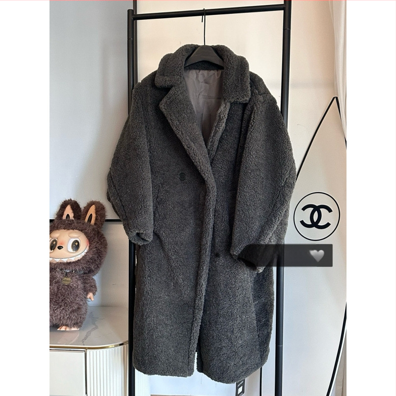 Női gyapjú kabát báránygyapjú anyagból, hosszú fazon, galléros, egygombos zárás, téli 2025 kollekció