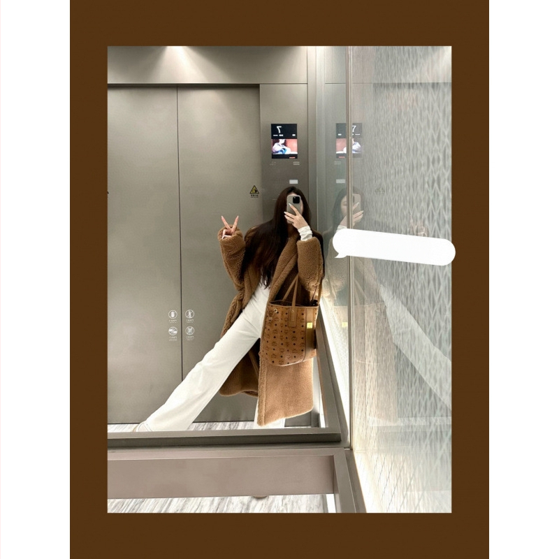 Női gyapjú kabát báránygyapjú anyagból, hosszú fazon, galléros, egygombos zárás, téli 2025 kollekció