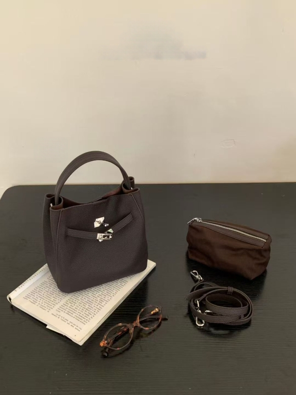 Τσάντα τύπου κουβά από δέρμα πρώτου στρώματος, κάθετης τετράγωνης μορφής, μαγνητικό κούμπωμα, τσέπη με φερμουάρ — γυναικεία ώμου τσάντα σε αστικό στυλ