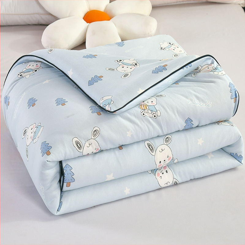 Детска завивка: плетен памук, пълнеж от соево влакно, тегло 1.5-2 кг, твил тъкане и quilt шевове, подходяща за всички сезони