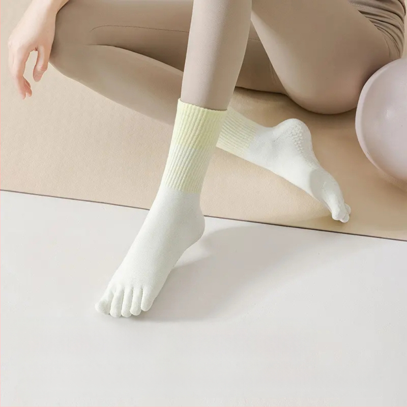 Fengzu Home Женски чорапи за йога с пет пръста, средна дължина до подбедрицата, градиентен модел, памук, силикон противохлъзване