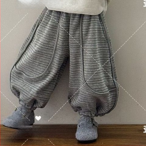 Kisgyermekek téli két darabos szett — koreai stílus, rajzfilm motívum, vastag pulóver és egyszínű nadrág, 0–1 éves korosztály, anyag: rayon, fő szövet: nyúl szőr 80–90%