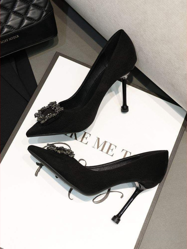 Γυναικείες γόβες από σουέντ με kitten-heel, slip-on, επένδυση από μαλλί και σόλα από καουτσούκ