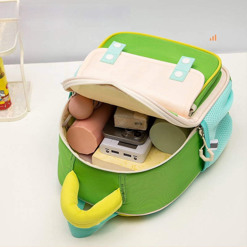 Detský ultraľahký batoh z polyesteru, priedušný, vodeodolný, s krivými ramennými popruhmi