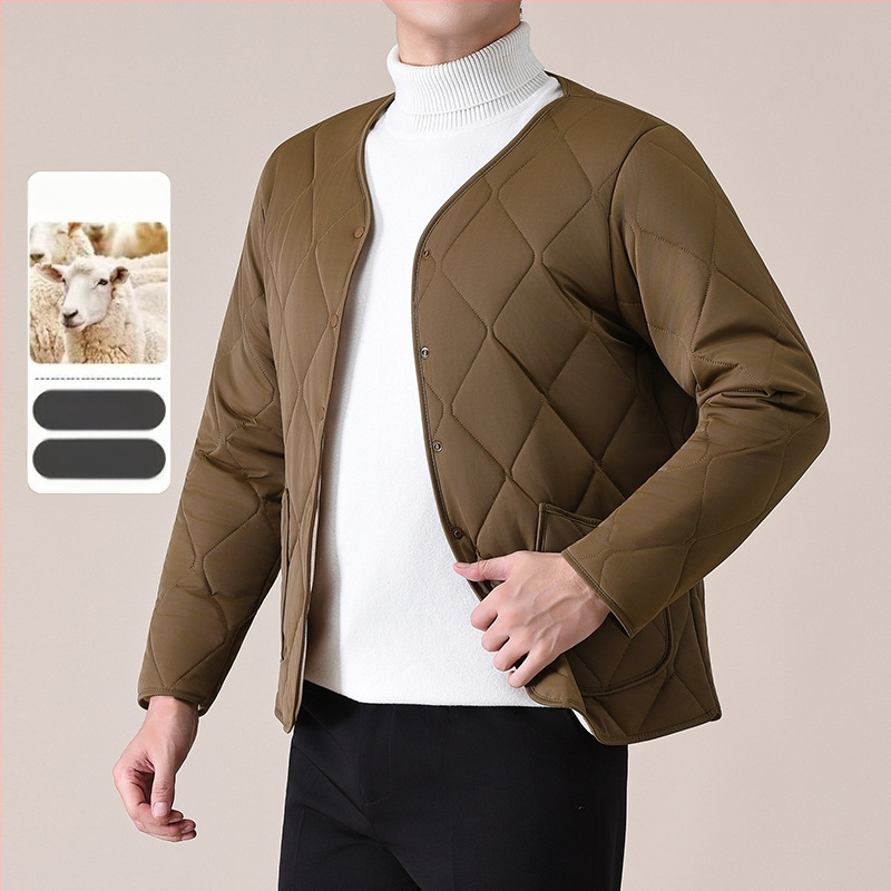 Ανδρικό γιλέκο από παχύ μαλλί με V-λαιμό, γέμισμα από βαμβάκι, επένδυση πολυεστέρα, πλαϊνά τσεπες, κουμπιά, ίσιο τελείωμα, χαλαρό στυλ