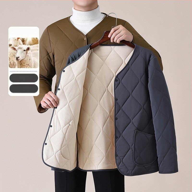 Ανδρικό γιλέκο από παχύ μαλλί με V-λαιμό, γέμισμα από βαμβάκι, επένδυση πολυεστέρα, πλαϊνά τσεπες, κουμπιά, ίσιο τελείωμα, χαλαρό στυλ