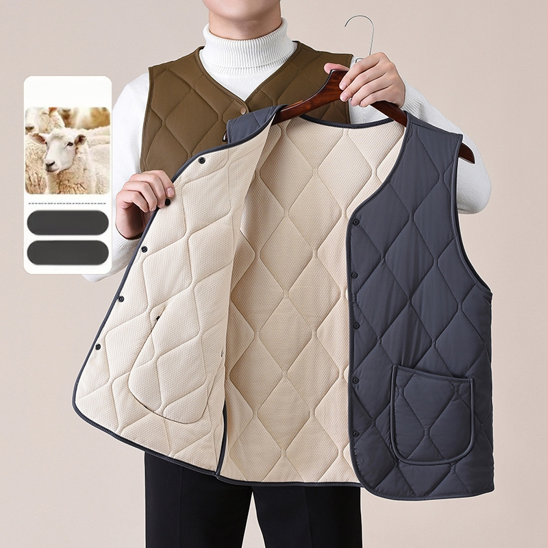 Ανδρικό γιλέκο από παχύ μαλλί με V-λαιμό, γέμισμα από βαμβάκι, επένδυση πολυεστέρα, πλαϊνά τσεπες, κουμπιά, ίσιο τελείωμα, χαλαρό στυλ