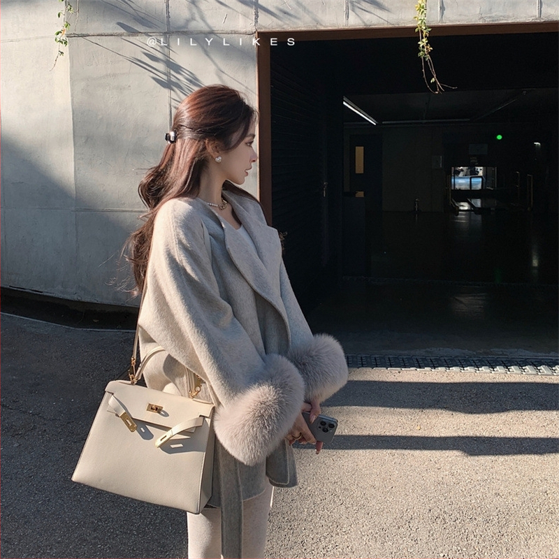Női gyapjú kabát rókaszőr gallérral, vastag, lazább szabás, rövid hossz (≤40 cm), fűzős zárás, ősz 2024
