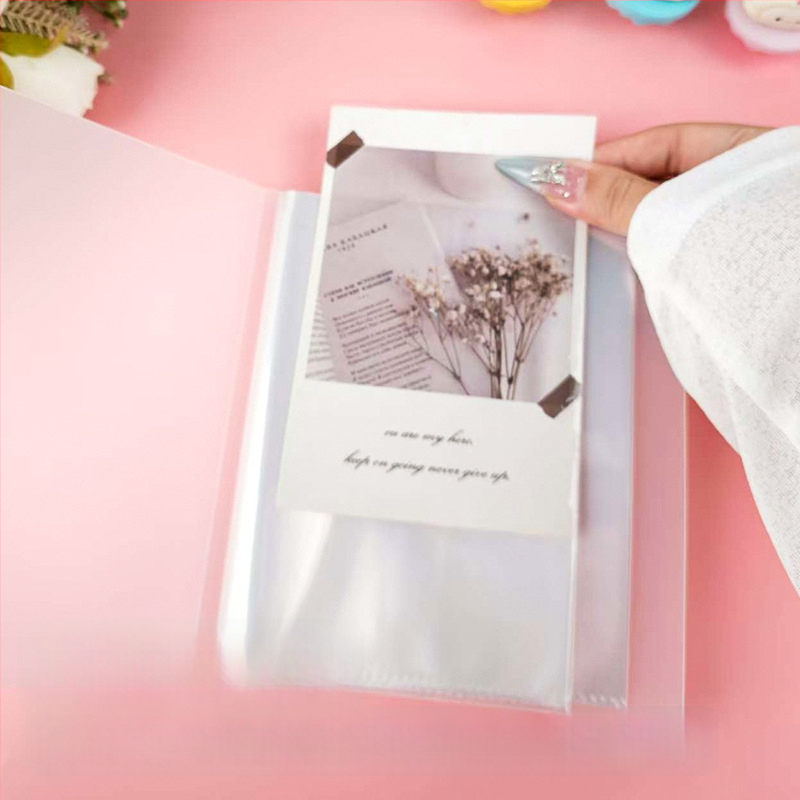 Átlátszó postai képeslap-tároló és információs füzet tárolótáskával