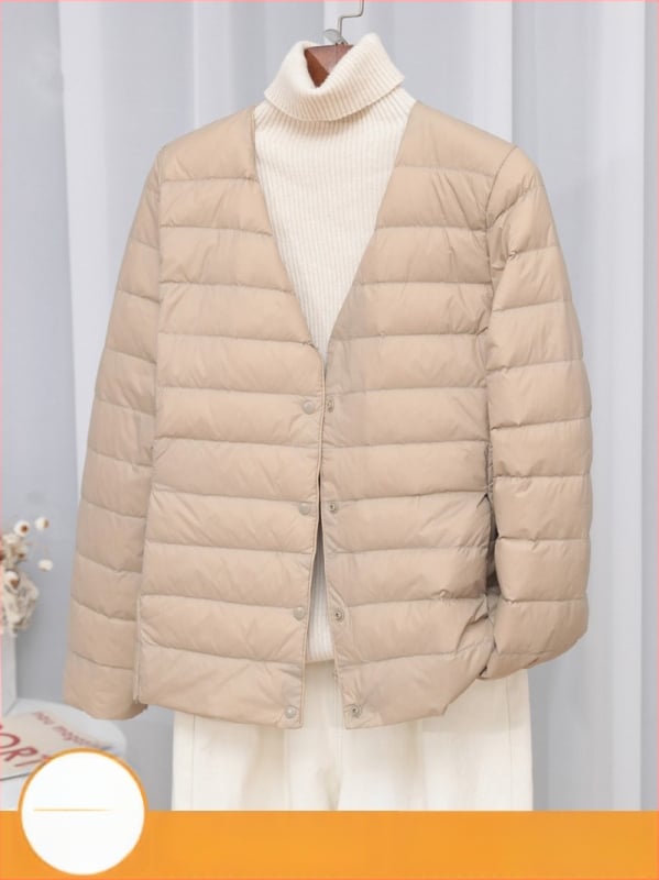 Dámska péřová bunda, štíhla línia, materiál: nylon, výplň: biele kačacie perie, obsah peria 50%, golier typu wood-ear edge