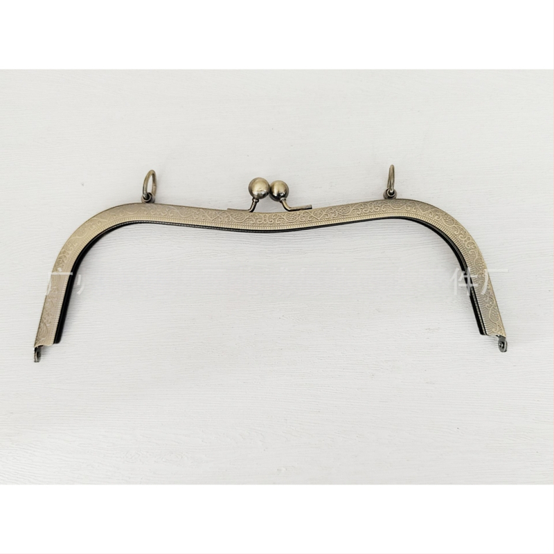 Taškové hardvér — rám s otvorom na skrutku, 27 vydlbené pásy, vyrazená guľová hlava, dizajn bucket-ear. Materiál: železo. Kód produktu: 000306. Haowen luggage accessories factory. Jeseň 2024. Doplnky na tašky.