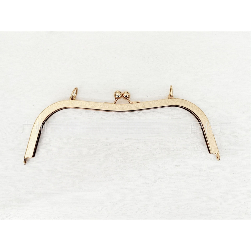 Taškové hardvér — rám s otvorom na skrutku, 27 vydlbené pásy, vyrazená guľová hlava, dizajn bucket-ear. Materiál: železo. Kód produktu: 000306. Haowen luggage accessories factory. Jeseň 2024. Doplnky na tašky.