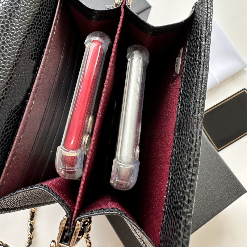 Mobiltelefon táska valódi bőrből, első réteg marhabőrből, függőleges négyzet alakú, láncos vállpánt, belső fotórekesz