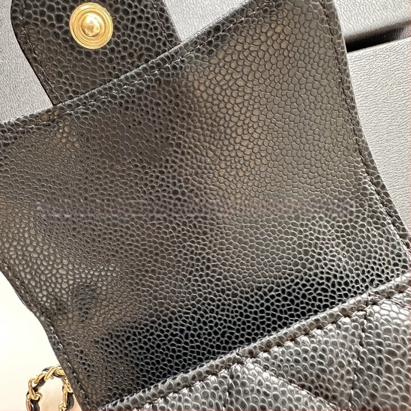 Mobiltelefon táska valódi bőrből, első réteg marhabőrből, függőleges négyzet alakú, láncos vállpánt, belső fotórekesz