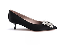 Γυναικείες γόβες με τετράγωνη αγκράβα, σατινένιο επάνω μέρος, μυτερό δάχτυλο, ψηλοί 6–8 cm, σόλα από καουτσούκ, πάτος από τεχνητό δέρμα