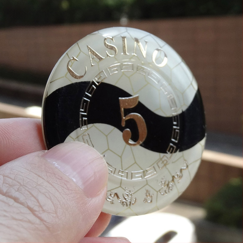 Ακρυλικά τσίπς με μεταλλικό φινίρισμα για αίθουσες σκακιού και καρτών, στρογγυλά και τετράγωνα σχήματα, παραμετροποιήσιμα, μάρκα Joie casino/qiao yu