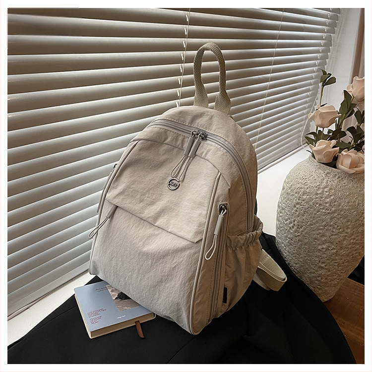 Batoh s ohnutým ramenným popruhom | ultraľahký, vodoodolný nylon; kapacita do 20 L; 8-palcový notebook