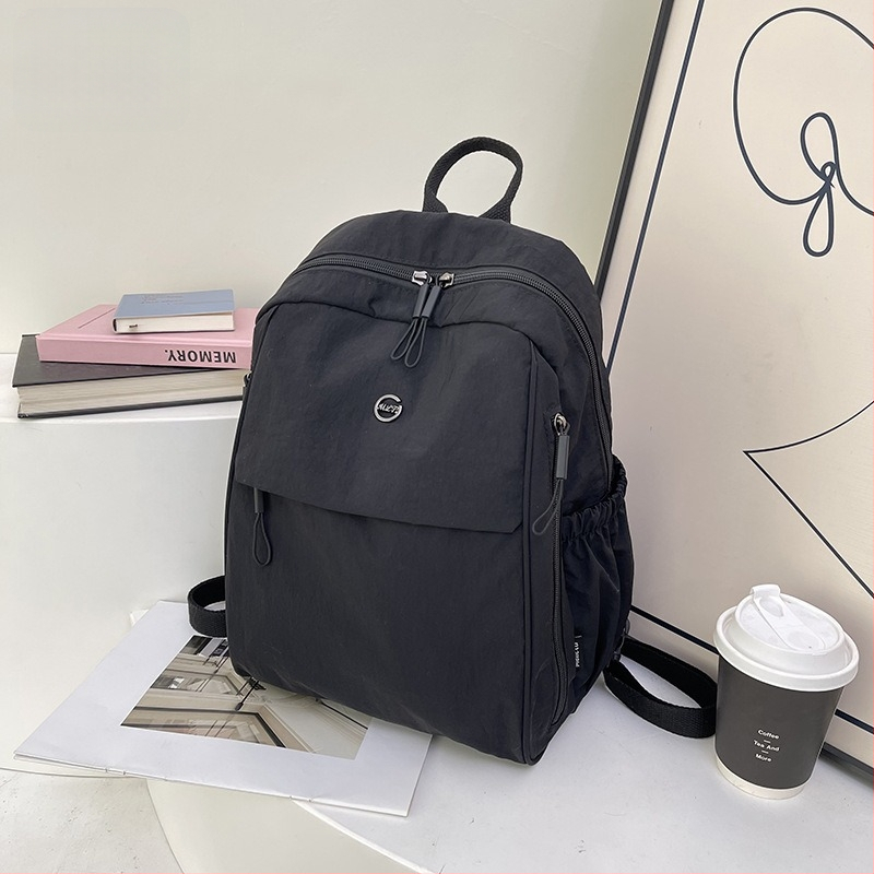 Batoh s ohnutým ramenným popruhom | ultraľahký, vodoodolný nylon; kapacita do 20 L; 8-palcový notebook