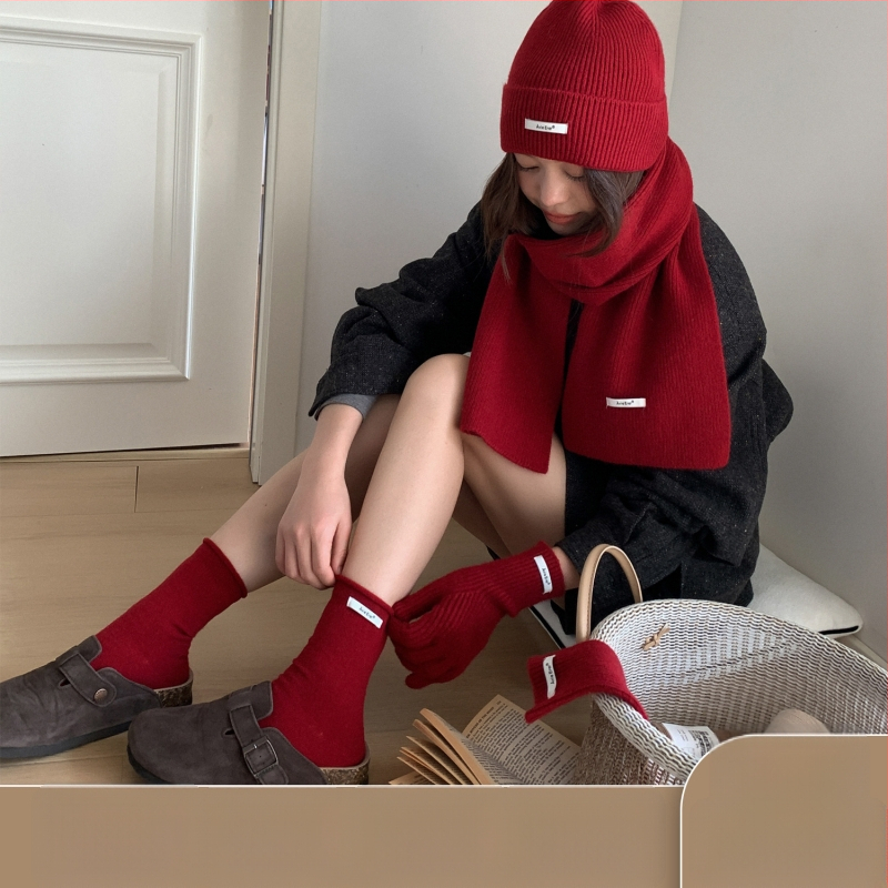 Τετραπλό σετ από μαλλί: καπέλο, φουλάρι, γάντια και κάλτσες για γυναίκες (Υλικό: μαλλί; Τεχνική: Jacquard; Μοτίβο: Μονόχρωμο; Περίοδος: Χειμώνας)