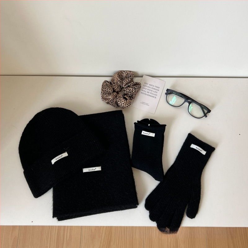 Τετραπλό σετ από μαλλί: καπέλο, φουλάρι, γάντια και κάλτσες για γυναίκες (Υλικό: μαλλί; Τεχνική: Jacquard; Μοτίβο: Μονόχρωμο; Περίοδος: Χειμώνας)