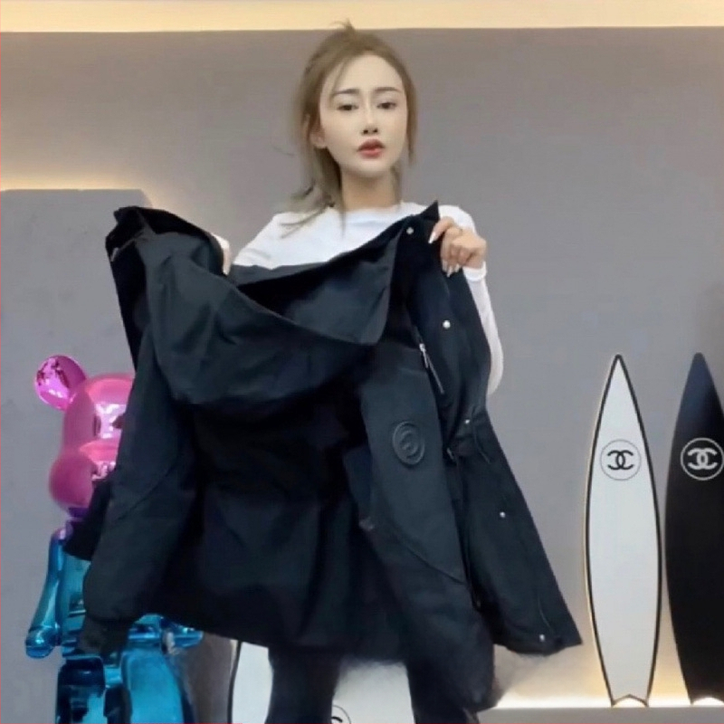 Dámska prešívaná bunda s kapucňou – v páse stiahnutá, stredná dĺžka, bavlna, vrecká, gombíky