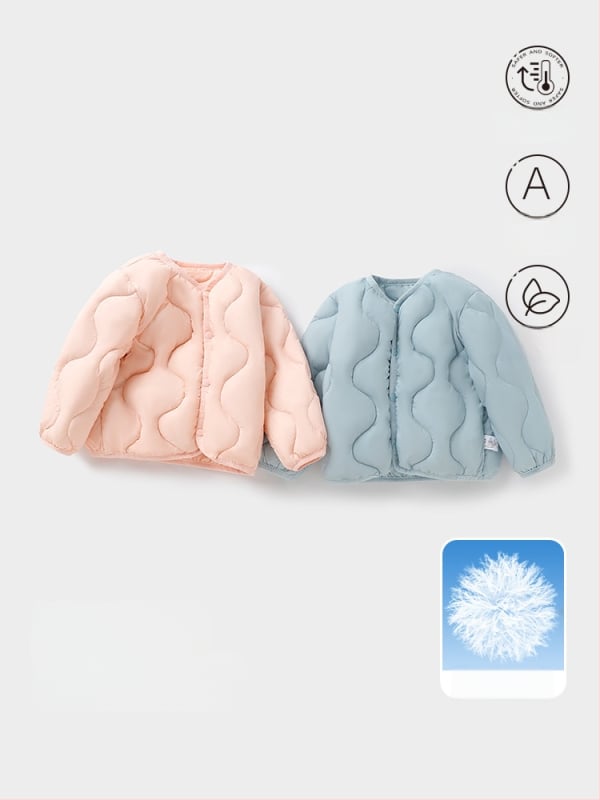 Gyerekeknek szóló pehelydzseki, uniszex, 81-85% fehér kacsa pehely, rövid fazon, laza illeszkedés, poliészter külső és bélés