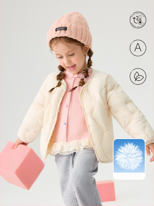 Gyerekeknek szóló pehelydzseki, uniszex, 81-85% fehér kacsa pehely, rövid fazon, laza illeszkedés, poliészter külső és bélés