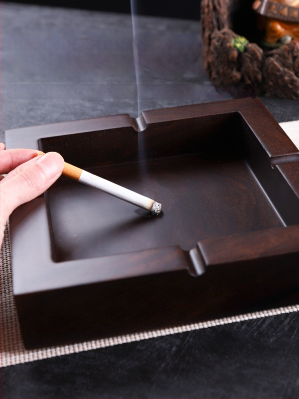 Пепелник от абаносово дърво с капак, дървен пепелник с гравирана обработка