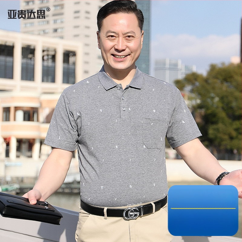 Pánske bavlnené tričko s golierom typu polo a hrudným vreckom, krátke rukávy, voľný strih, letné nosenie pre mužov stredného veku a starších.
