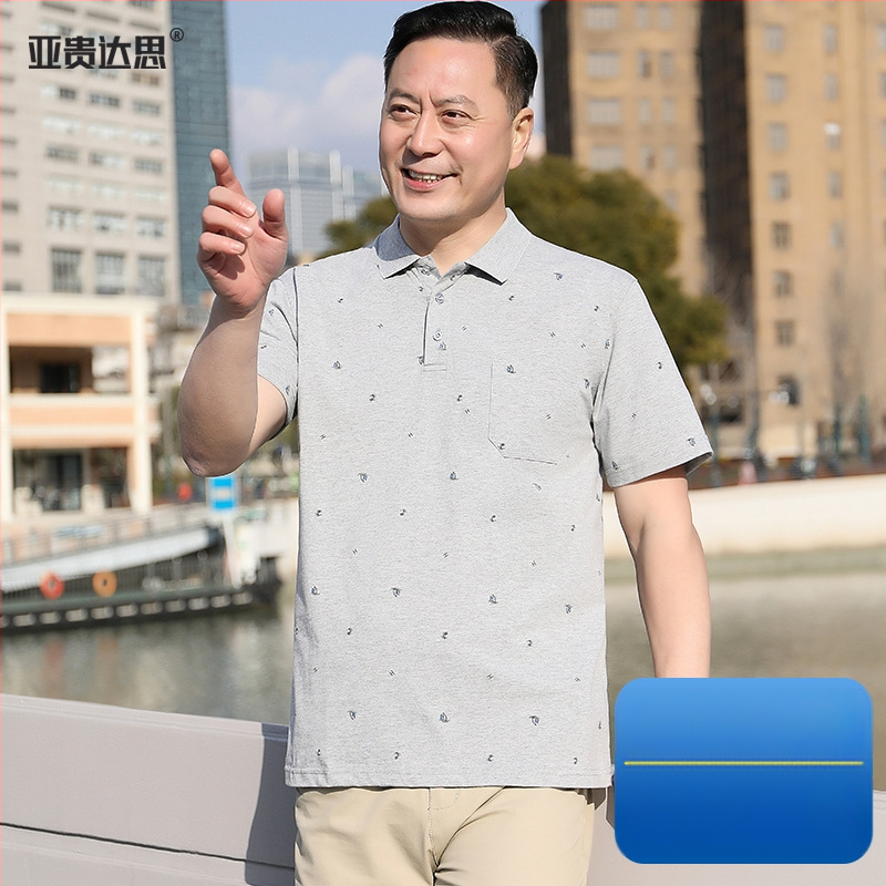 Pánske bavlnené tričko s golierom typu polo a hrudným vreckom, krátke rukávy, voľný strih, letné nosenie pre mužov stredného veku a starších.