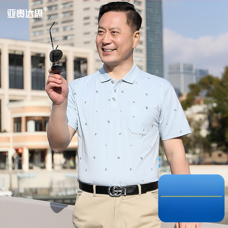 Pánske bavlnené tričko s golierom typu polo a hrudným vreckom, krátke rukávy, voľný strih, letné nosenie pre mužov stredného veku a starších.