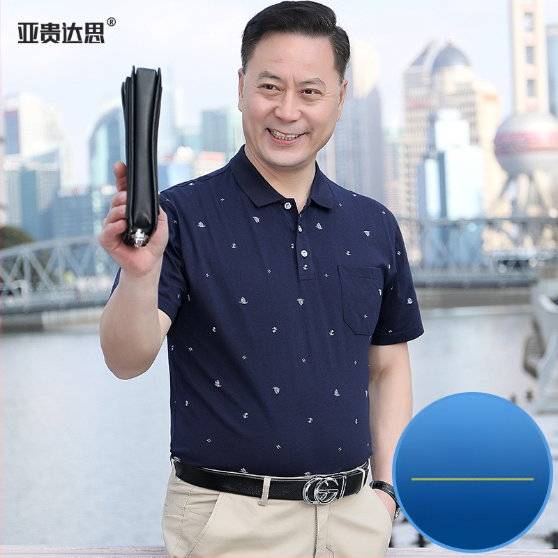 Pánske bavlnené tričko s golierom typu polo a hrudným vreckom, krátke rukávy, voľný strih, letné nosenie pre mužov stredného veku a starších.