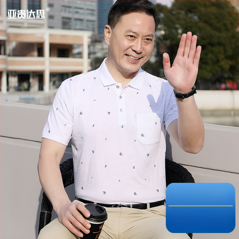 Pánske bavlnené tričko s golierom typu polo a hrudným vreckom, krátke rukávy, voľný strih, letné nosenie pre mužov stredného veku a starších.