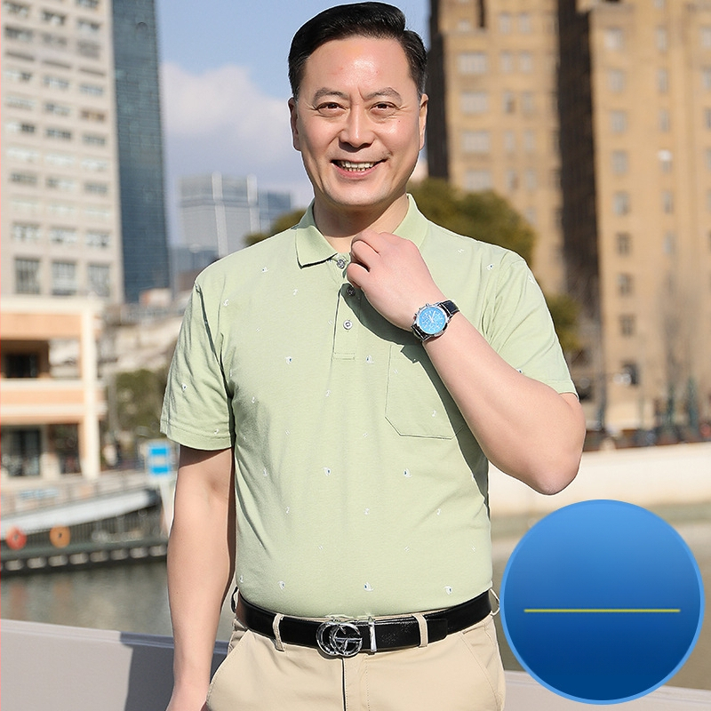 Pánske bavlnené tričko s golierom typu polo a hrudným vreckom, krátke rukávy, voľný strih, letné nosenie pre mužov stredného veku a starších.