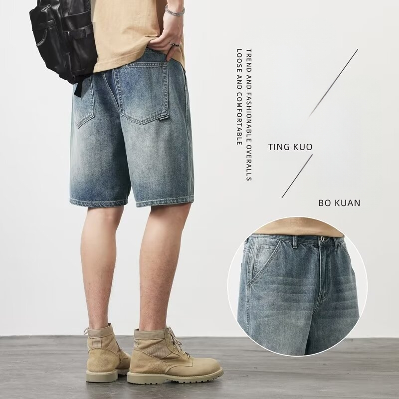 Șort din denim, talie medie, croială dreaptă, buzunare multiple, finisaj spălat