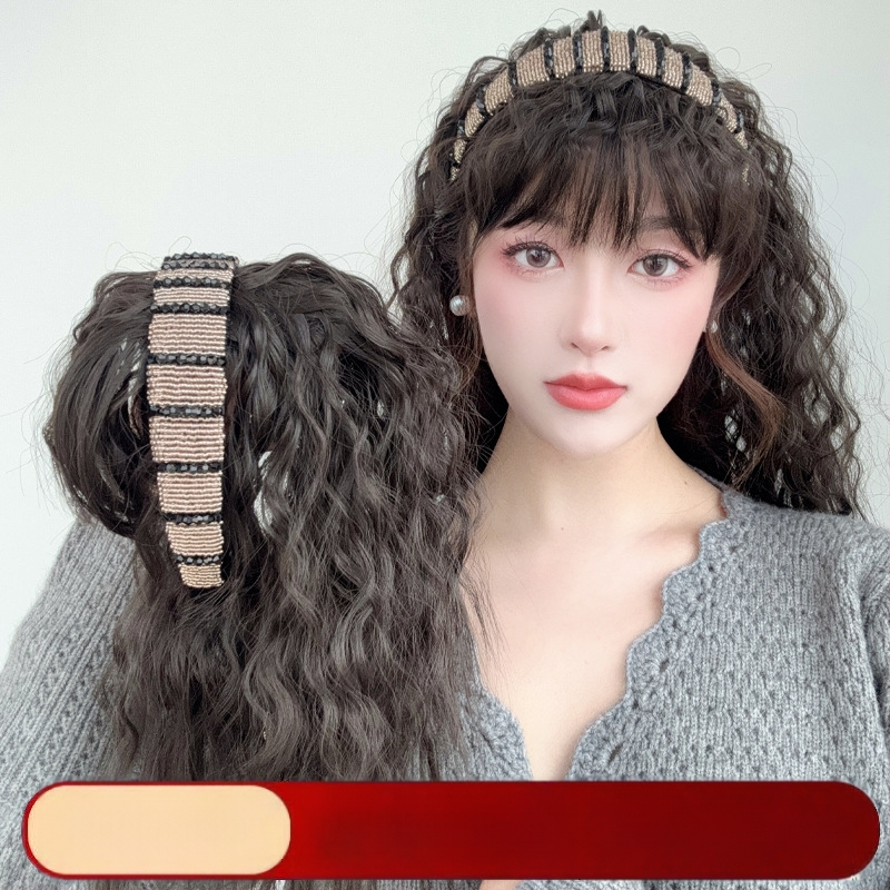 Fejkendővel és frufruval ellátott paróka, egy darabos kialakítás; széles gyémántos kristályos fejkendő; hőálló huzalból készült haj; a frufru egyenes vagy ferde; festhető és göndöríthető