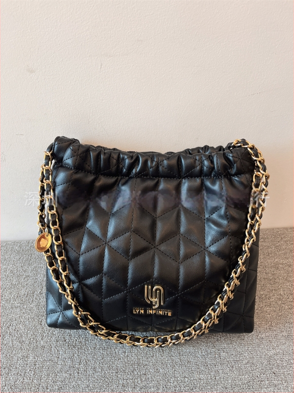 Geantă bucket cu lanț cusut în model diamant – PU, închidere magnetică, buzunar intern cu fermoar și buzunar pentru ID, căptușeală din poliester, bretea de umăr