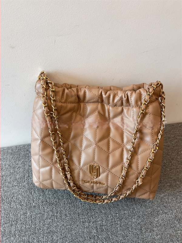 Geantă bucket cu lanț cusut în model diamant – PU, închidere magnetică, buzunar intern cu fermoar și buzunar pentru ID, căptușeală din poliester, bretea de umăr