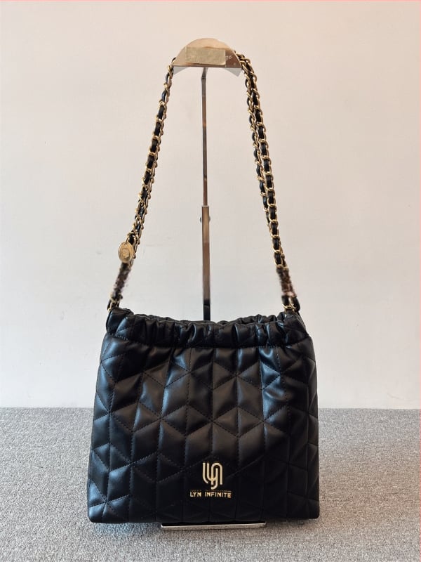 Geantă bucket cu lanț cusut în model diamant – PU, închidere magnetică, buzunar intern cu fermoar și buzunar pentru ID, căptușeală din poliester, bretea de umăr