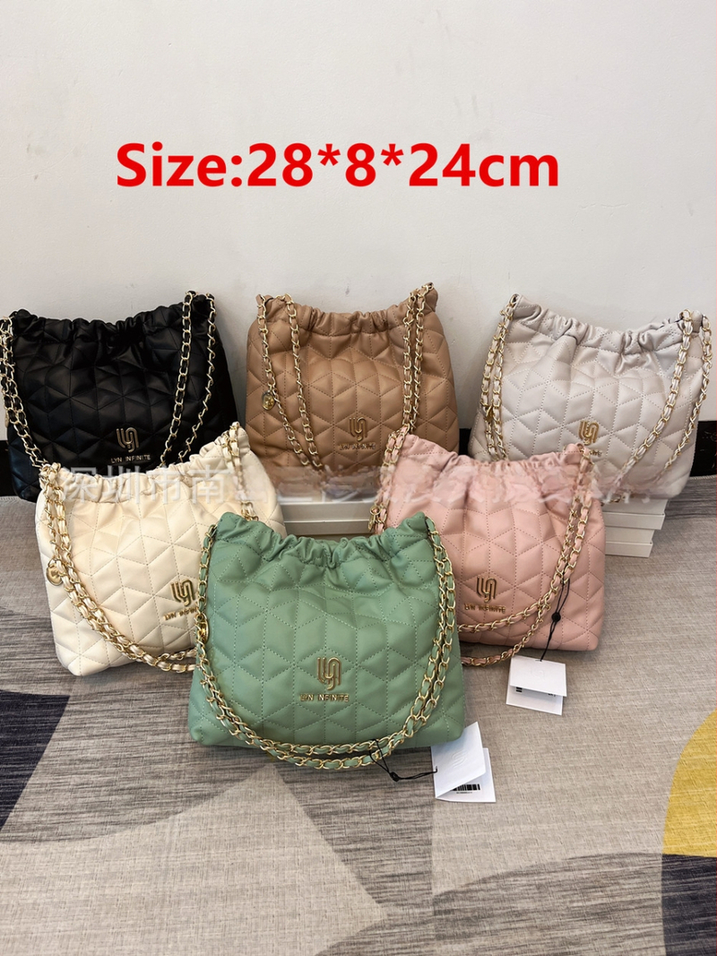 Geantă bucket cu lanț cusut în model diamant – PU, închidere magnetică, buzunar intern cu fermoar și buzunar pentru ID, căptușeală din poliester, bretea de umăr